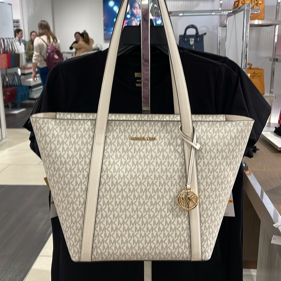 MICHAEL KORS
Pratt Large Signature Logo Tote Shoulder Bag
COLOR LIGHT CREAM
NWT - Picture 12 of 16